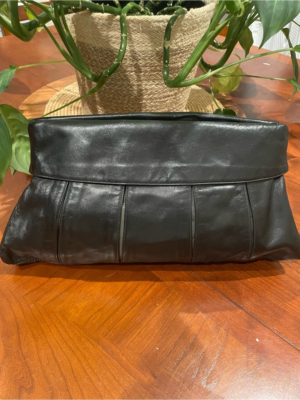 Venetto USA vintage 80’s black leather clutch bag. Hinge opening
